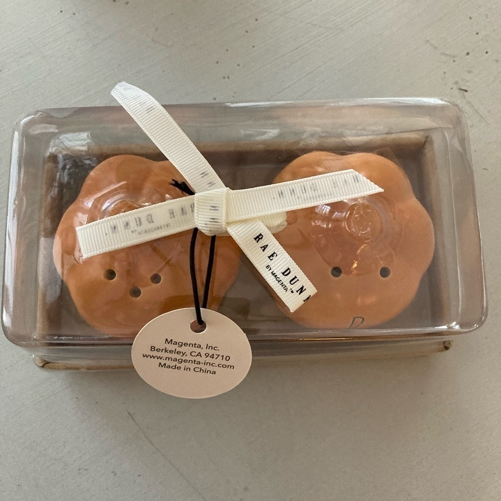 NIB! Rae Dunn Pumpkin FALLTHANKSGIVING Salt and Pepper Shakers - Picture 3 of 5